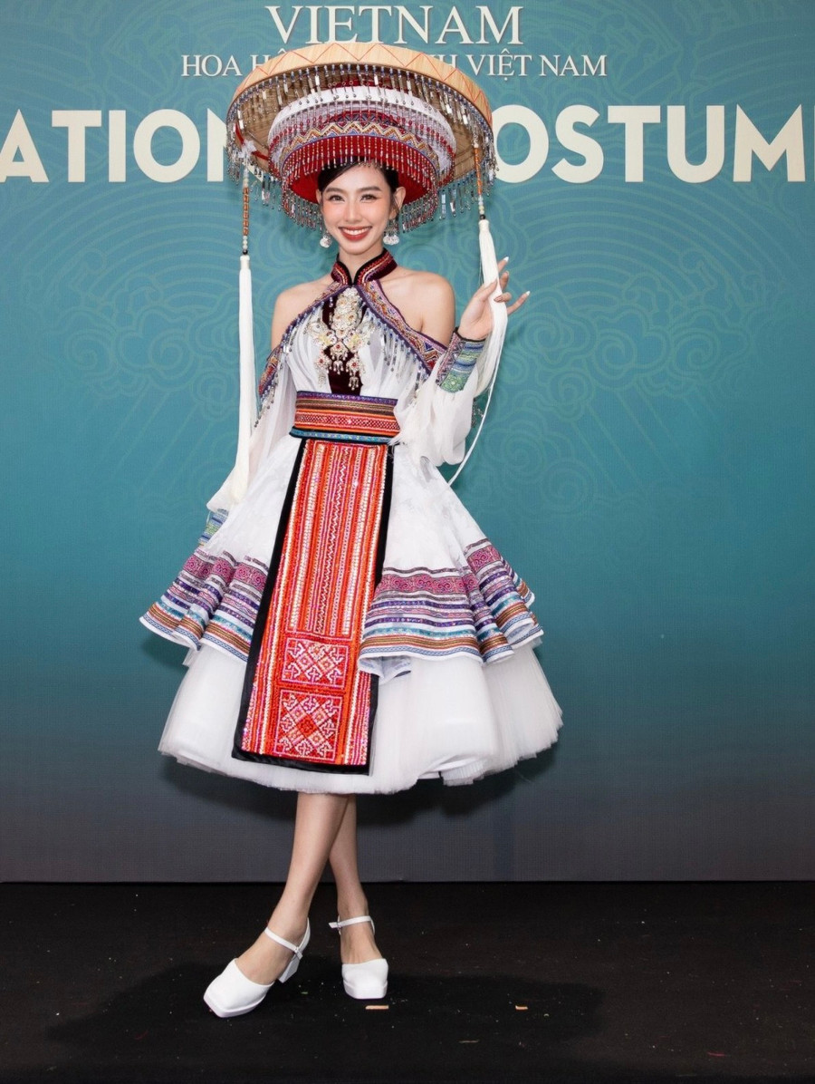 Thùy Tiên hóa cô gái bản với trang phục đậm chất Tây Bắc. Nhiều người ví Miss Grand International 2021 với nhân vật Mị trong tác phẩm văn học.