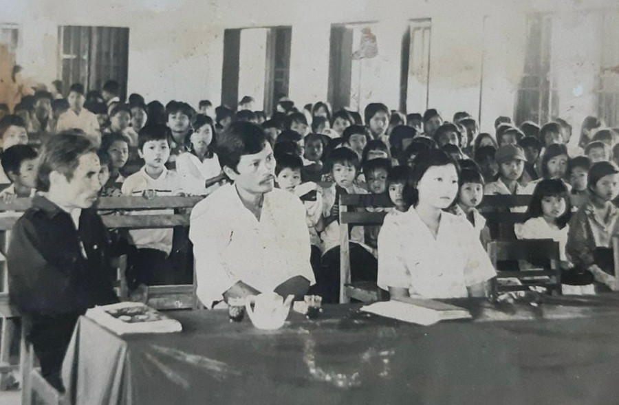 Thầy Siu Jé (hàng đầu, ngồi giữa) dự lễ khai giảng Trường THCS Dân tộc nội trú huyện Krông Pa năm học 1989-1990 (ảnh nhân vật cung cấp). Thầy Siu Jé (hàng đầu, ngồi giữa) dự lễ khai giảng Trường THCS Dân tộc nội trú huyện Krông Pa năm học 1989-1990 (ảnh nhân vật cung cấp).