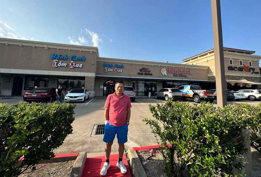 Tác giả tại phố người Việt trên đường Bellaire ở TP. Houston, bang Texas. Ảnh: Nguyên Anh Tác giả tại phố người Việt trên đường Bellaire ở TP. Houston, bang Texas. Ảnh: Nguyên Anh