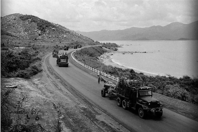 Bộ đội Sư đoàn 325 (Quân đoàn 2) hành quân cơ giới vào miền Nam, tháng 4.1975. Ảnh: Tư Liệu Bộ đội Sư đoàn 325 (Quân đoàn 2) hành quân cơ giới vào miền Nam, tháng 4.1975. Ảnh: Tư Liệu