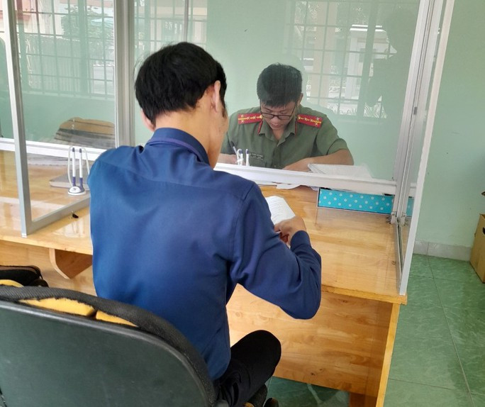 Công an ra quyết định xử phạt hành chính đối với ông D. Công an ra quyết định xử phạt hành chính đối với ông D.