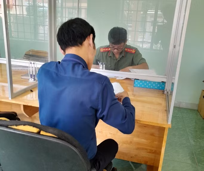 Công an ra quyết định xử phạt hành chính đối với ông D.