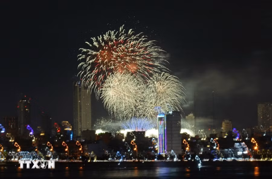 Màn trình diễn pháo hoa mãn nhãn của đội Trung Quốc. (Ảnh: Văn Dũng/TTXVN)