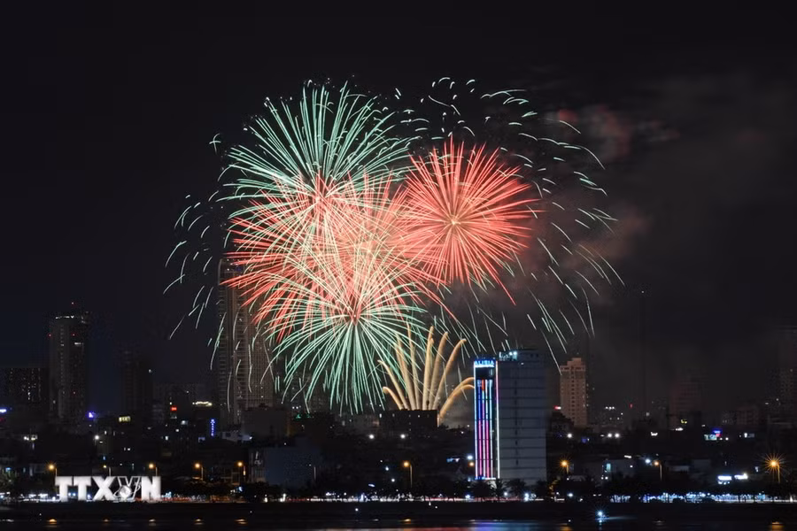 Màn trình diễn pháo hoa mãn nhãn của đội Trung Quốc. (Ảnh: Văn Dũng/TTXVN) Màn trình diễn pháo hoa mãn nhãn của đội Trung Quốc. (Ảnh: Văn Dũng/TTXVN)