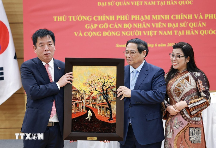 Thủ tướng Phạm Minh Chính và Phu nhân tặng quà lưu niệm cho Đại sứ quán Việt Nam tại Hàn Quốc. (Ảnh: Dương Giang/TTXVN)
