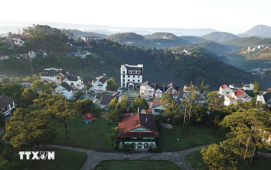 Đà Lạt vẫn còn nhiều biệt thự mang kiến trúc Pháp cổ kính, tạo thêm điểm nhấn cho “Đô thị di sản Đà Lạt”. (Ảnh: Nguyễn Dũng/TTXVN) Đà Lạt vẫn còn nhiều biệt thự mang kiến trúc Pháp cổ kính, tạo thêm điểm nhấn cho “Đô thị di sản Đà Lạt”. (Ảnh: Nguyễn Dũng/TTXVN)