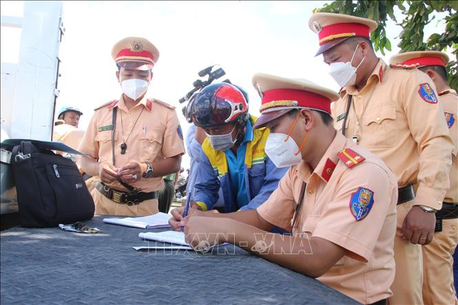 Cảnh sát giao thông Công an tỉnh Hậu Giang lập biên bản trường hợp vi phạm nồng độ cồn. Ảnh: Nguyễn Hằng/TTXVN