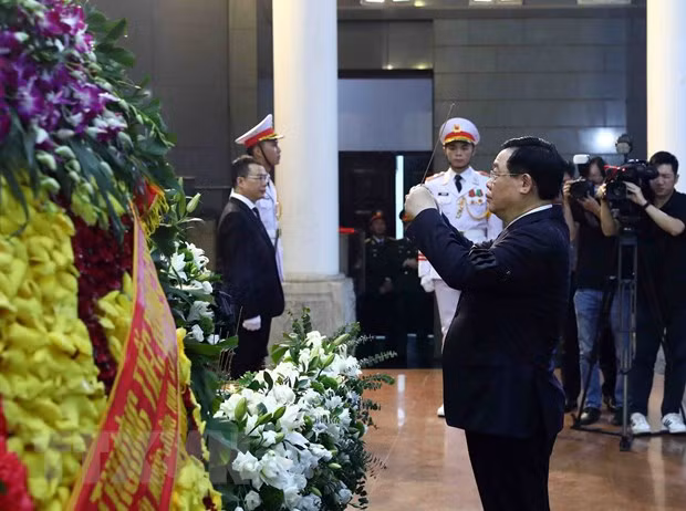 Chủ tịch Quốc hội Vương Đình Huệ viếng đồng chí Vũ Khoan. (Ảnh: Phạm Kiên/TTXVN)