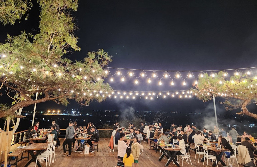 Hàng quán cà phê, nhậu ở đường Bùi Đình Túy là địa điểm lý tưởng săn view. Ảnh: Hoành Sơn