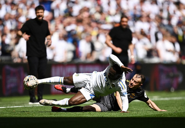 Trận cầu không thiếu những pha tranh chấp quyết liệt. Trận cầu không thiếu những pha tranh chấp quyết liệt.