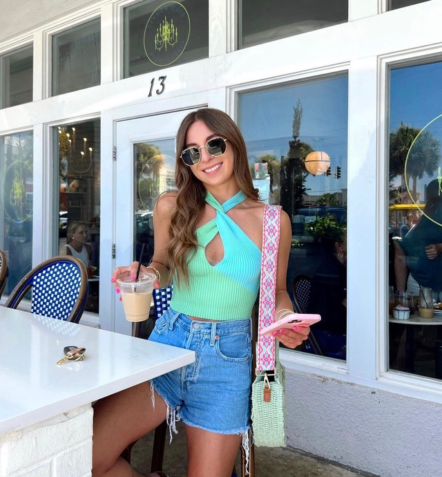 Để phù hợp với không khí sôi động, tươi mát của mùa hè, bạn hãy sắm những mẫu áo yếm thiên về tone màu lạnh như xanh dương, xanh lá và kết hợp chúng cùng quần shorts jeans hoặc chân váy mini. Để phù hợp với không khí sôi động, tươi mát của mùa hè, bạn hãy sắm những mẫu áo yếm thiên về tone màu lạnh như xanh dương, xanh lá và kết hợp chúng cùng quần shorts jeans hoặc chân váy mini.