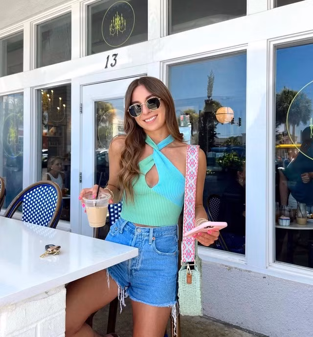 Để phù hợp với không khí sôi động, tươi mát của mùa hè, bạn hãy sắm những mẫu áo yếm thiên về tone màu lạnh như xanh dương, xanh lá và kết hợp chúng cùng quần shorts jeans hoặc chân váy mini.