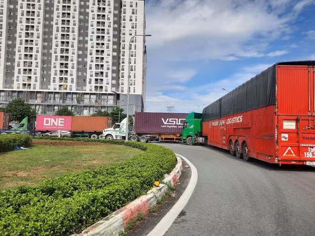 Lượng phương tiện di chuyển trên đường Võ Chí Công lớn.