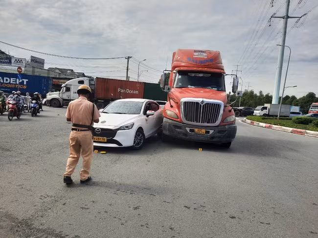 Va chạm giữa xe container và ô tô 4 chỗ.