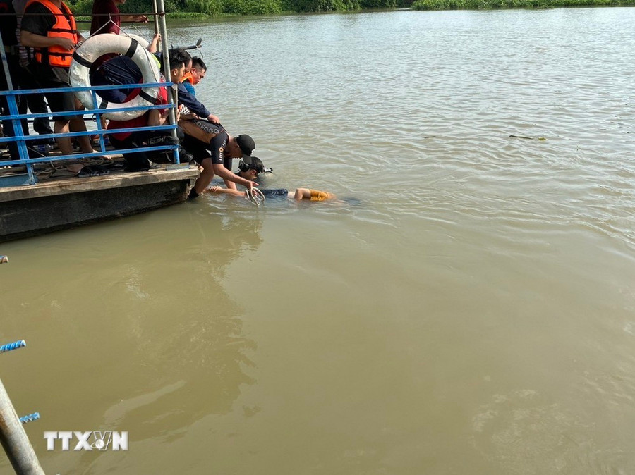 Lực lượng cứu hộ cứu nạn đã tìm thấy 1 thi đầu tiên trong vụ 3 bé gái mất tích trên sông Sài Gòn. (Ảnh: Dương Chí Tưởng/TTXVN)