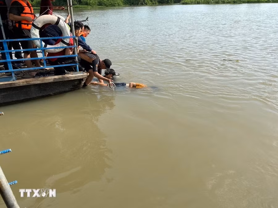 Lực lượng cứu hộ cứu nạn đã tìm thấy 1 thi đầu tiên trong vụ 3 bé gái mất tích trên sông Sài Gòn. (Ảnh: Dương Chí Tưởng/TTXVN) Lực lượng cứu hộ cứu nạn đã tìm thấy 1 thi đầu tiên trong vụ 3 bé gái mất tích trên sông Sài Gòn. (Ảnh: Dương Chí Tưởng/TTXVN)