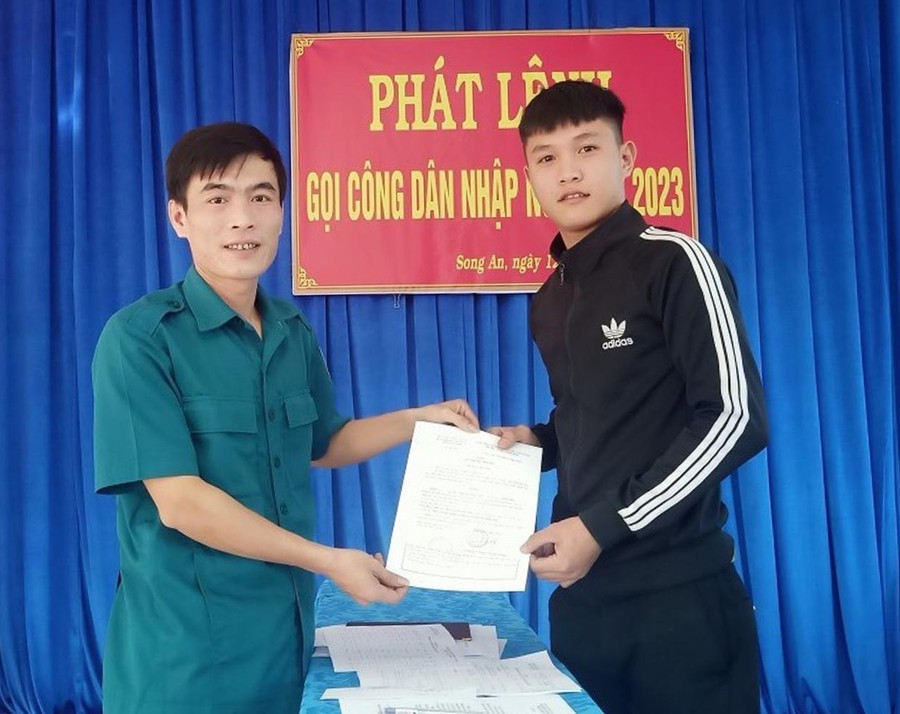 Hội đồng Nghĩa vụ quân sự xã Song An (thị xã An Khê) phát lệnh gọi nhập ngũ cho thanh niên. Ảnh: Ngọc Minh Hội đồng Nghĩa vụ quân sự xã Song An (thị xã An Khê) phát lệnh gọi nhập ngũ cho thanh niên. Ảnh: Ngọc Minh