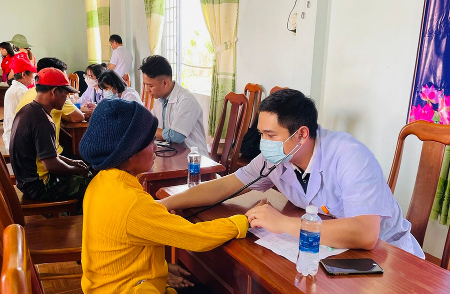 Các bác sĩ khám bệnh cho người dân xã Đak Pơ Pho (huyện Kông Chro). Ảnh: Phương Liên