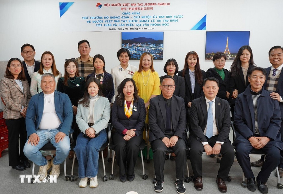 Thứ trưởng Bộ Ngoại giao Lê Thị Thu Hằng với Hội người Việt Nam tại Jeonbuk và Jeonnam Gwang Ju. (Ảnh: TTXVN phát) Thứ trưởng Bộ Ngoại giao Lê Thị Thu Hằng với Hội người Việt Nam tại Jeonbuk và Jeonnam Gwang Ju. (Ảnh: TTXVN phát)