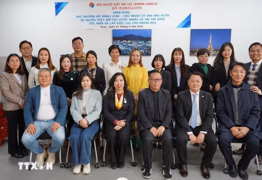 Thứ trưởng Bộ Ngoại giao Lê Thị Thu Hằng với Hội người Việt Nam tại Jeonbuk và Jeonnam Gwang Ju. (Ảnh: TTXVN phát)