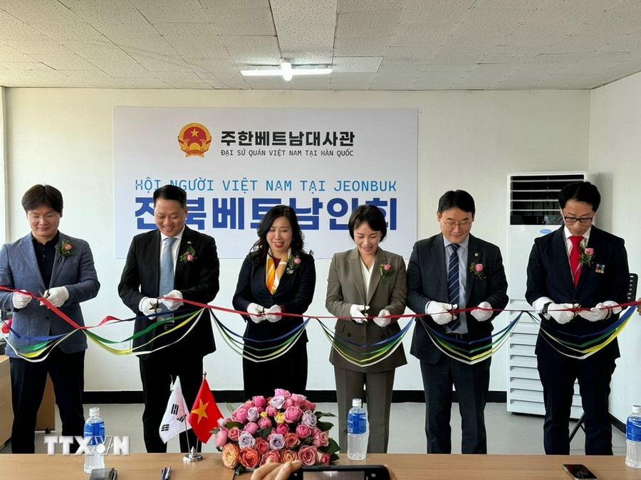 Thứ trưởng Bộ Ngoại giao Lê Thị Thu Hằng dự Lễ khai trương Văn phòng Hội người Việt Nam tại Jeonbuk. (Ảnh: TTXVN phát) Thứ trưởng Bộ Ngoại giao Lê Thị Thu Hằng dự Lễ khai trương Văn phòng Hội người Việt Nam tại Jeonbuk. (Ảnh: TTXVN phát)