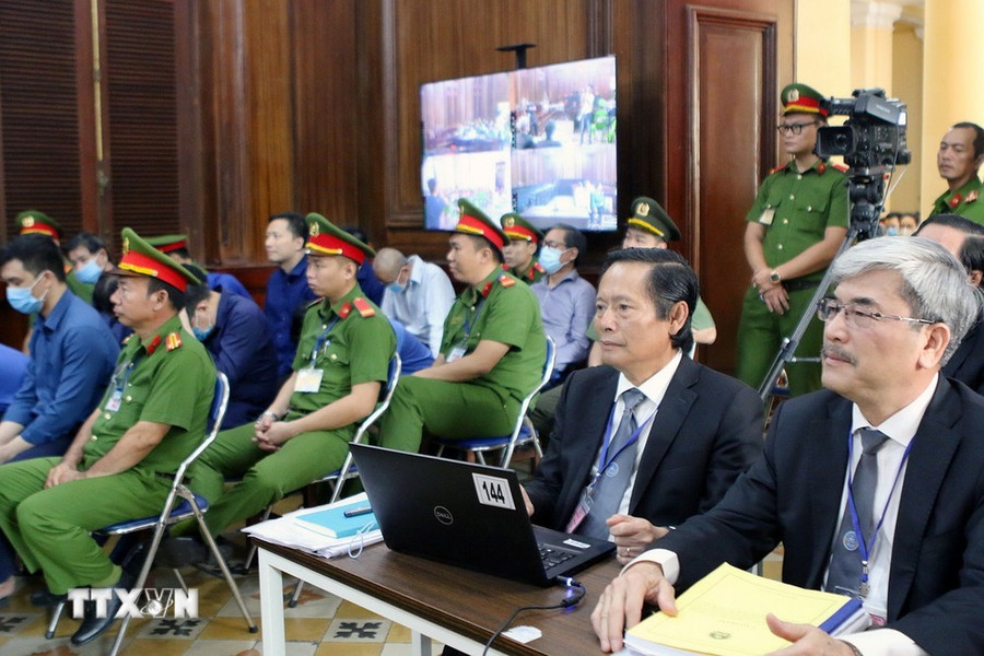 Các luật sư tham gia bào chữa cho các bị cáo tại phiên tòa ngày 3/4. (Ảnh: Thanh Vũ/TTXVN) Các luật sư tham gia bào chữa cho các bị cáo tại phiên tòa ngày 3/4. (Ảnh: Thanh Vũ/TTXVN)