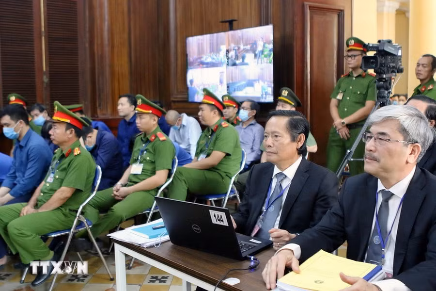 Các luật sư tham gia bào chữa cho các bị cáo tại phiên tòa ngày 3/4. (Ảnh: Thanh Vũ/TTXVN) Các luật sư tham gia bào chữa cho các bị cáo tại phiên tòa ngày 3/4. (Ảnh: Thanh Vũ/TTXVN)