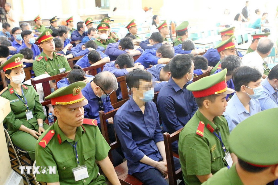 Các bị cáo tại phiên tòa ngày 3/4. (Ảnh: Thanh Vũ/TTXVN) Các bị cáo tại phiên tòa ngày 3/4. (Ảnh: Thanh Vũ/TTXVN)