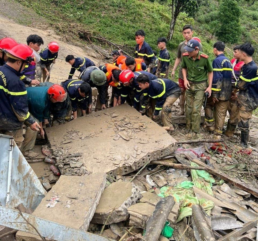 Các lực lượng ở tỉnh Điện Biên đang khẩn trương cứu hộ các nạn nhân bị lũ quét sáng 25-7 Các lực lượng ở tỉnh Điện Biên đang khẩn trương cứu hộ các nạn nhân bị lũ quét sáng 25-7