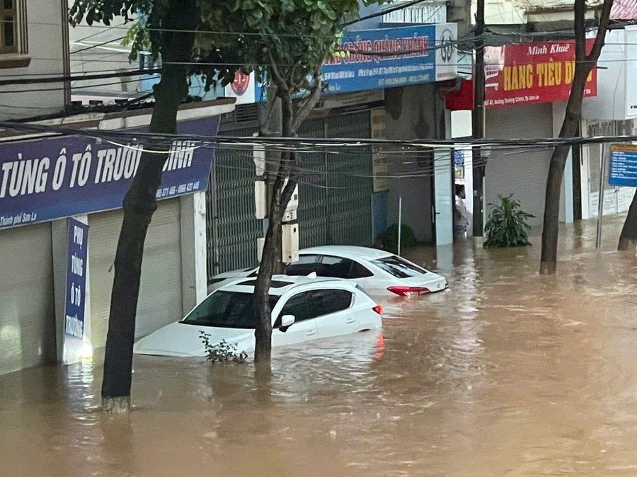 Mưa như trút biến đường thành sông ở TP Sơn La sáng 24-7. Mưa như trút biến đường thành sông ở TP Sơn La sáng 24-7.