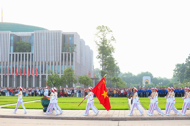 Đông đảo người dân có mặt tại Quảng trường Ba Đình để theo dõi nghi lễ thượng cờ