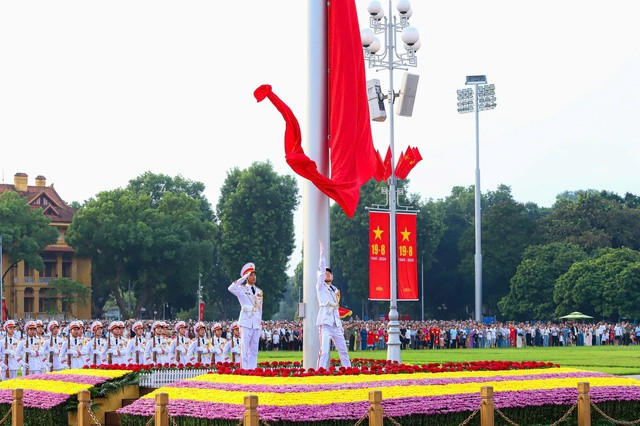 Đúng 6 giờ sáng, Quốc kỳ tung bay trang nghiêm tại Quảng trường Ba Đình lịch sử