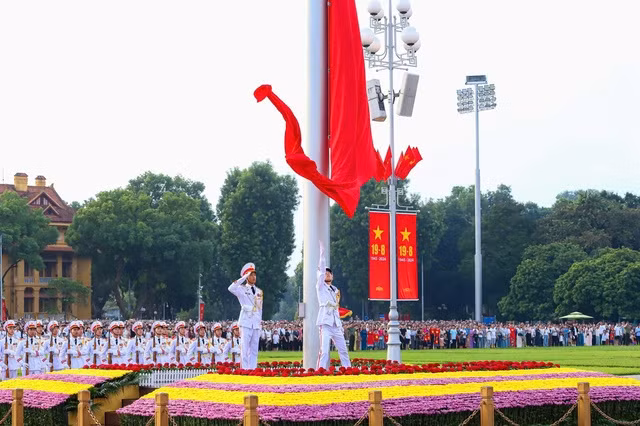 Đúng 6 giờ sáng, Quốc kỳ tung bay trang nghiêm tại Quảng trường Ba Đình lịch sử Đúng 6 giờ sáng, Quốc kỳ tung bay trang nghiêm tại Quảng trường Ba Đình lịch sử