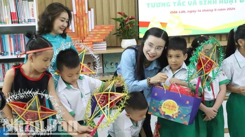 Chị Nguyễn Phạm Duy Trang, Bí thư Trung ương Đoàn, Chủ tịch Hội đồng Đội Trung ương tặng quà trung thu cho các cháu học sinh Trường Tiểu học Võ Thị Sáu. Chị Nguyễn Phạm Duy Trang, Bí thư Trung ương Đoàn, Chủ tịch Hội đồng Đội Trung ương tặng quà trung thu cho các cháu học sinh Trường Tiểu học Võ Thị Sáu.