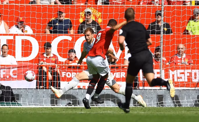 Anthony Martial mở tỉ số cho Man United