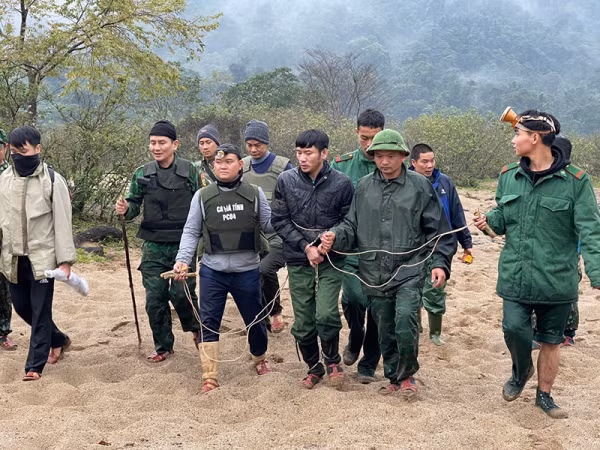 Các lực lượng phối hợp dẫn giải đối tượng Nguyễn Hồng Sơn.