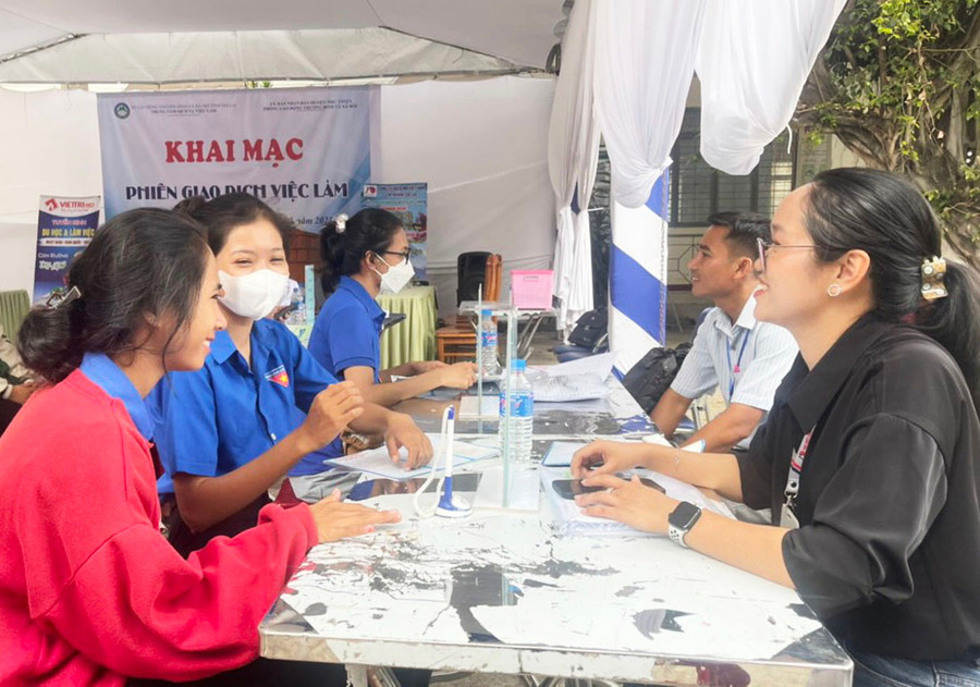 Người lao động có nhu cầu học nghề, tìm kiếm việc làm được các đơn vị, doanh nghiệp tư vấn trực tiếp. Ảnh: Vũ Chi