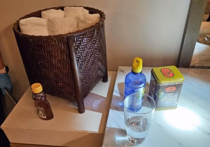 Các nạn nhân được cho là đã sử dụng nước và trà trong khách sạn.