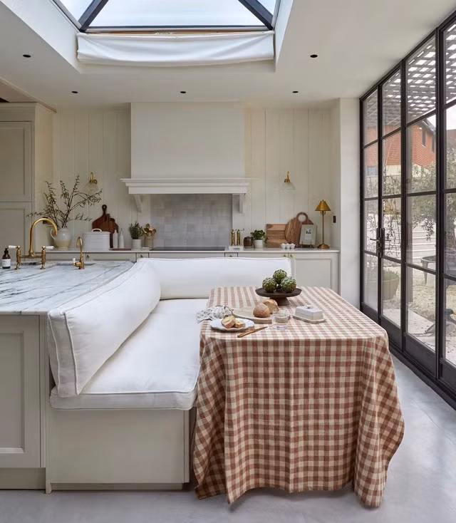 Hòa mình vào thiên nhiên cũng là style được nhiều gia đình chú trọng khi thiết kế nhà ở hiện nay. Một căn bếp bên cạnh những ô cửa kính lớn không chỉ giúp không gian thoáng đãng, thoải mái mà còn khiến phút giây quây quần bên căn bếp thêm gần gũi, sống động.