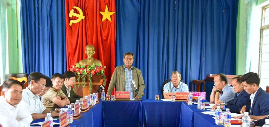 Ủy viên Ban Chấp hành Trung ương Đảng, Bí thư Tỉnh ủy, Chủ tịch HĐND tỉnh Hồ Văn Niên phát biểu chỉ đạo tại buổi làm việc. Ảnh: Đức Thụy Ủy viên Ban Chấp hành Trung ương Đảng, Bí thư Tỉnh ủy, Chủ tịch HĐND tỉnh Hồ Văn Niên phát biểu chỉ đạo tại buổi làm việc. Ảnh: Đức Thụy