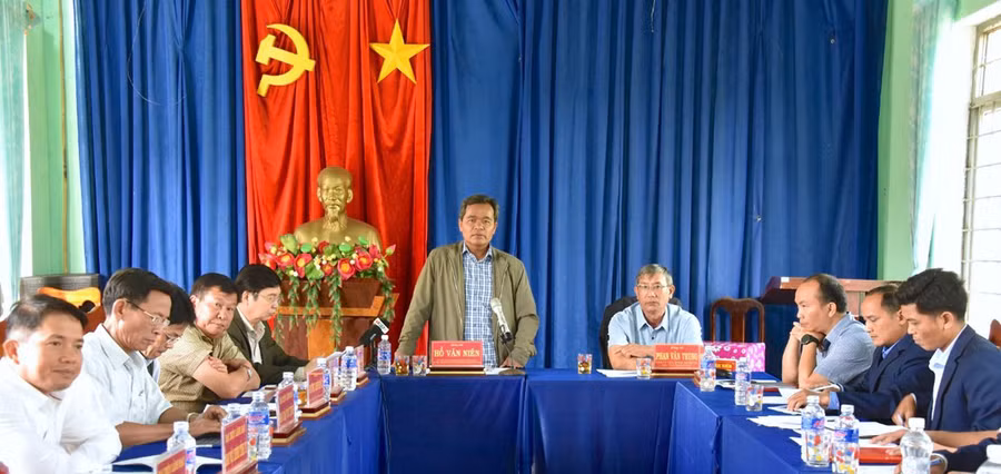 Ủy viên Ban Chấp hành Trung ương Đảng, Bí thư Tỉnh ủy, Chủ tịch HĐND tỉnh Hồ Văn Niên phát biểu chỉ đạo tại buổi làm việc. Ảnh: Đức Thụy