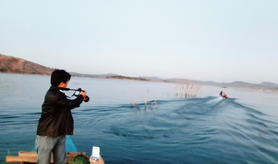 Quá trình tác nghiệp của người làm báo là một hoạt động văn hóa. Ảnh: H.L