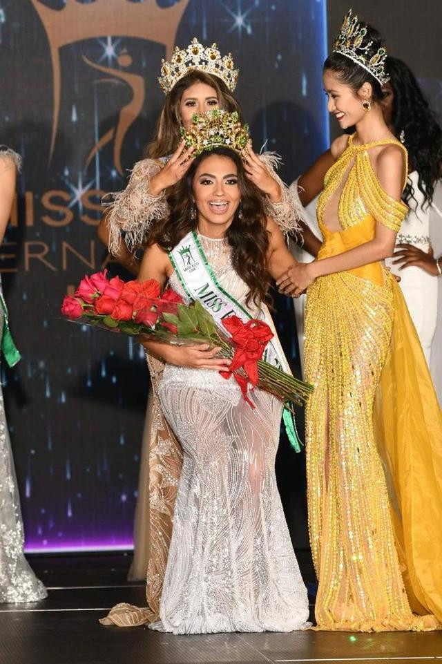Hoa hậu Nguyễn Thanh Hà (áo vàng) chúc mừng tân Hoa hậu Môi trường Mỹ 2024. ẢNH: FBNV