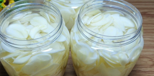 Lợi ích đáng ngạc nhiên của vài lát tỏi ngâm thêm vào tô phở buổi sáng - Ảnh 2. Tỏi ngâm bảo vệ sức khỏe tim mạch bằng cách ngăn ngừa cục máu đông và xơ vữa động mạch. Ảnh: Shutterstock