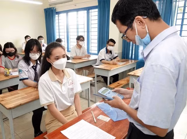 Giám thị kiểm tra vật dụng thí sinh mang vào phòng thi kỳ thi tốt nghiệp THPT 2023. Ảnh: ĐÀO NGỌC THẠCH