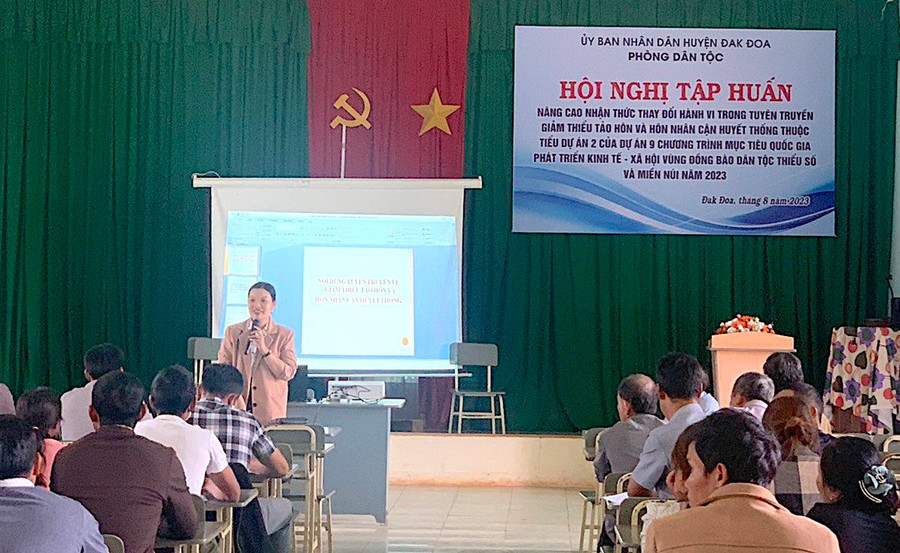 Một hội nghị tập huấn về tuyên truyền giảm thiểu tảo hôn và hôn nhân cận huyết thống tại huyện Đak Đoa. Ảnh ĐVCC