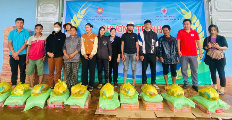 Đoàn công tác tặng quà cho người nghèo xã Ia Bòong, huyện Chư Prông. Ảnh: Hồng Ngọc