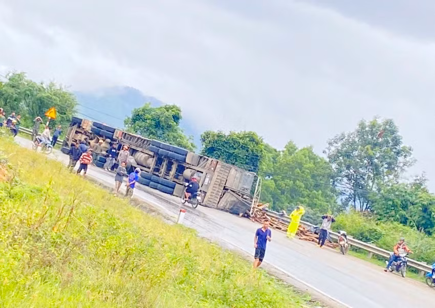 Xe tải đầu kéo lật khi đi qua đoạn cua, thị trấn Đắk Glei. Ảnh: DD.