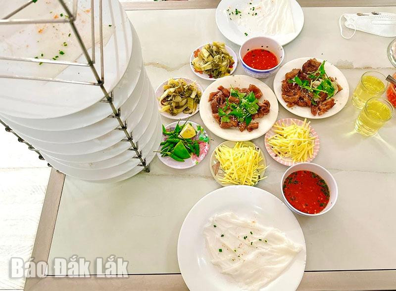 Món &quot;Bánh ướt chồng đĩa&quot; độc đáo của Buôn Ma Thuột.