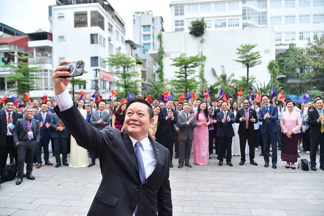 Tổng thư ký ASEAN Kao Kim Hourn chụp ảnh selfie cùng các nhà ngoại giao tại Quảng trường ASEAN. Ảnh: THẢO PHẠM